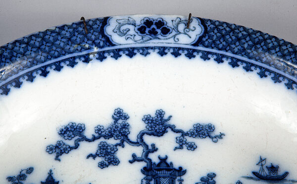 Travessa em porcelana Inglesa decorada em azul underglaze - Imagem 4