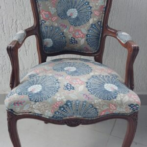 cadeira no estilo Luis XV, em madeira nobre com florão