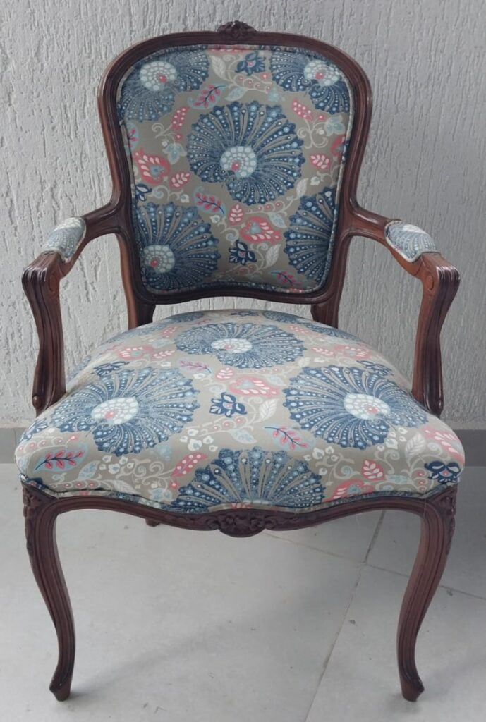 cadeira-no-estilo-luis-xv-em-madeira-nobre-com-florao