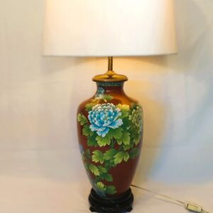 abajur esmaltado em cloisonné decorado com motivos de flores nos tons de vinho