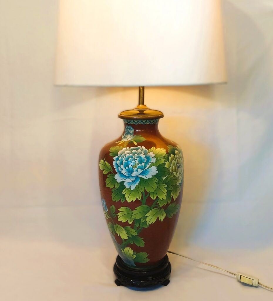 abajur-esmaltado-em-cloisonne-decorado-com-motivos-de-flores-nos-tons-de-vinho