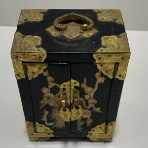 Caixa porta joia em laca de origem oriental, adornada com metais dourados.