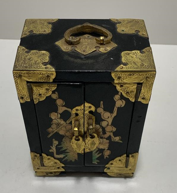 Caixa porta joia em laca de origem oriental, adornada com metais dourados.