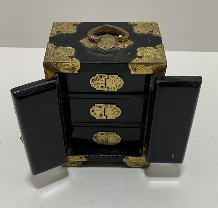 Caixa porta joia em laca de origem oriental, adornada com metais dourados. - Imagem 6