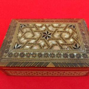 Caixa Marroquina porta objetos em marchetaria com apliques de madrepérola