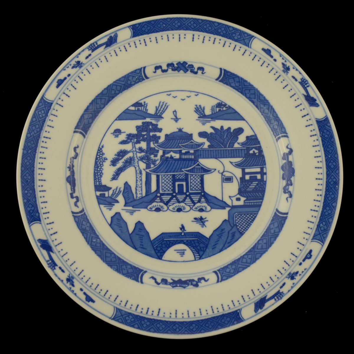 Prato raso em porcelana chinesa, decorado em azul