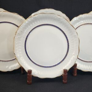 Seis pratos rasos em porcelana nacional Real