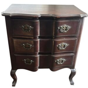 cômoda em madeira maciça escura, estilo Queen Anne