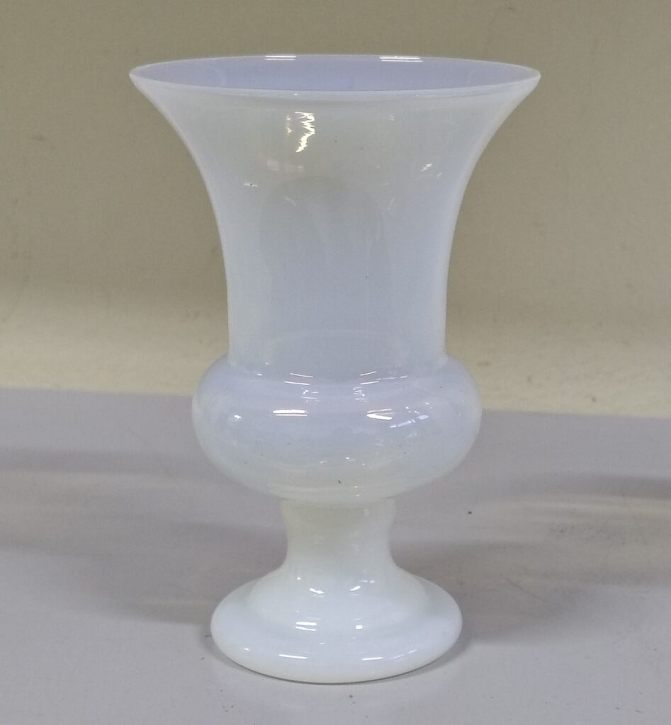 vaso-estilo-medice-em-opalina-francesa-translucida