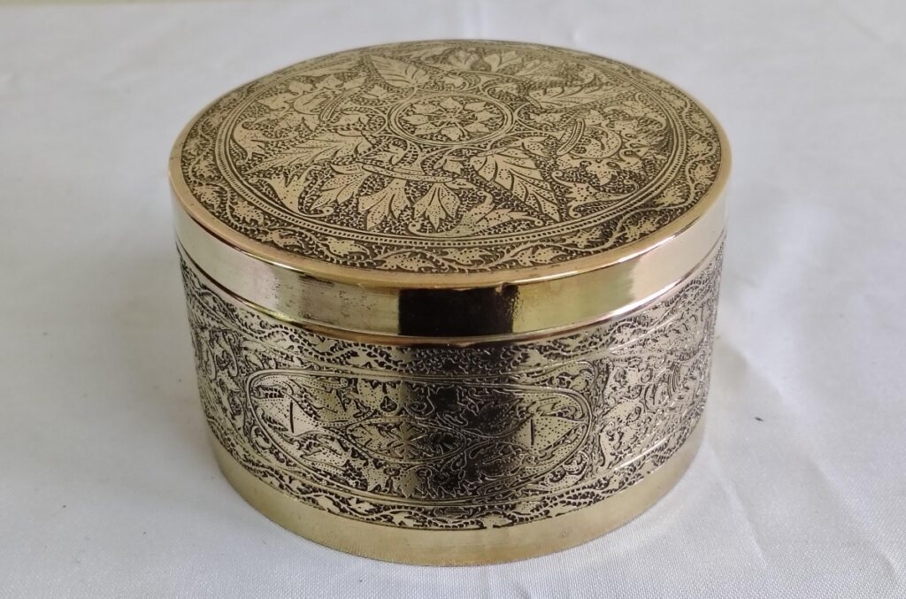 caixa-porta-joias-redonda-em-metal-dourado
