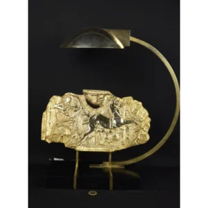 Abajur escultural de mesa com relevo em bronze fundido