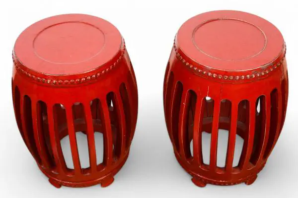 Par de mesas de canto em madeira entalhada, com tampo em vidro - Imagem 2