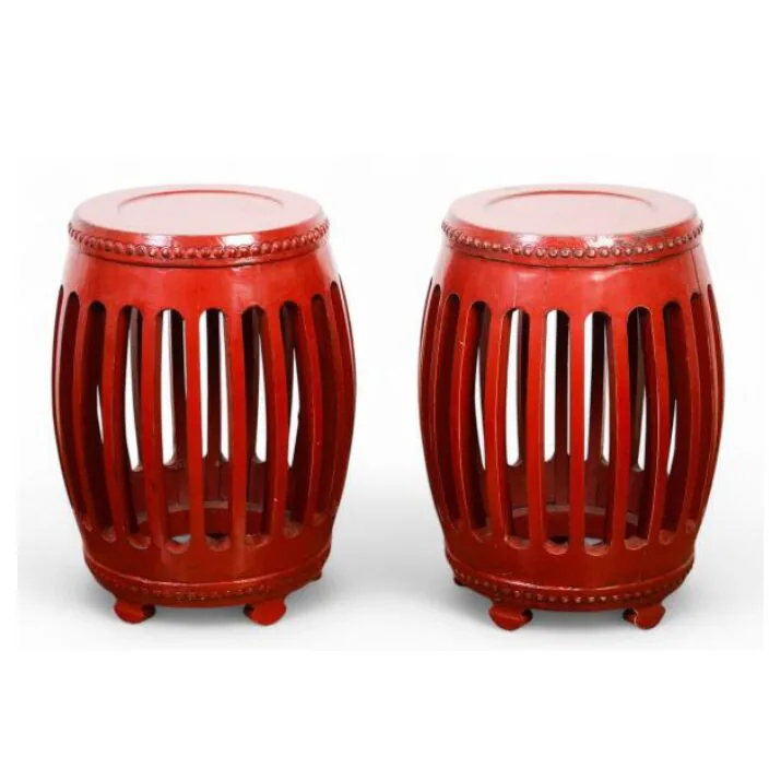 Par de mesas de canto em madeira entalhada, com tampo em vidro