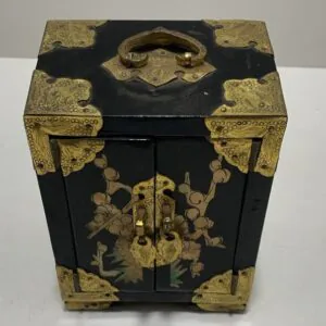 Caixa porta joia em laca de origem oriental, adornada com metais dourados.