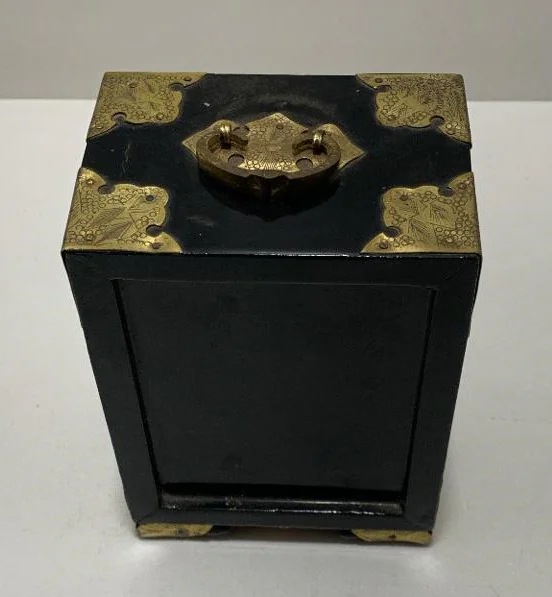 Caixa porta joia em laca de origem oriental, adornada com metais dourados. - Imagem 3