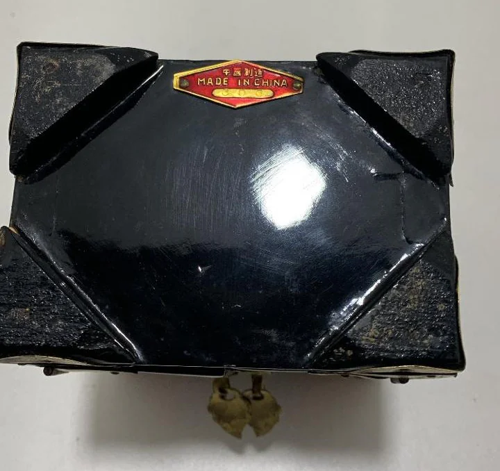 Caixa porta joia em laca de origem oriental, adornada com metais dourados. - Imagem 4