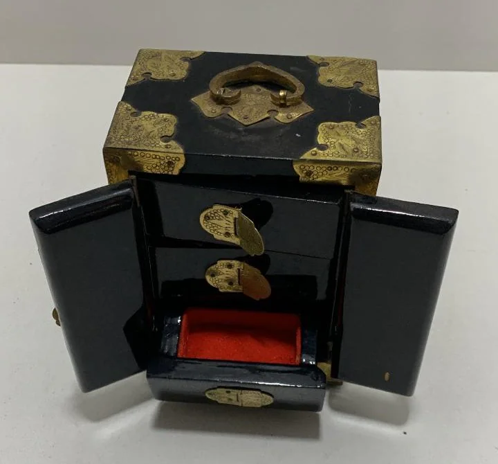 Caixa porta joia em laca de origem oriental, adornada com metais dourados. - Imagem 5