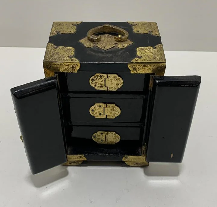 Caixa porta joia em laca de origem oriental, adornada com metais dourados. - Imagem 6