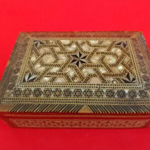 Caixa Marroquina porta objetos em marchetaria com apliques de madrepérola