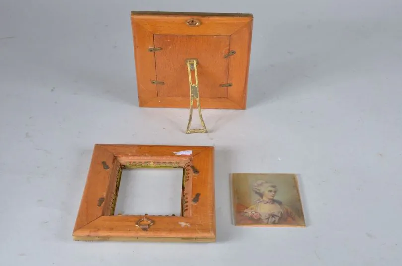 Dois quadros miniaturas ou porta retratos com bordas em marfim - Imagem 5